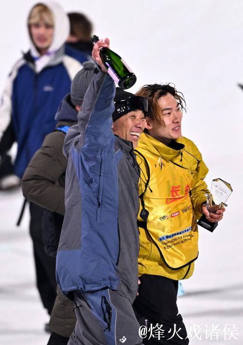 苏翊鸣夺得单板滑雪大跳台世界杯赛季冠军 苏翊鸣夺得单板滑雪大跳台世界杯赛季冠军
